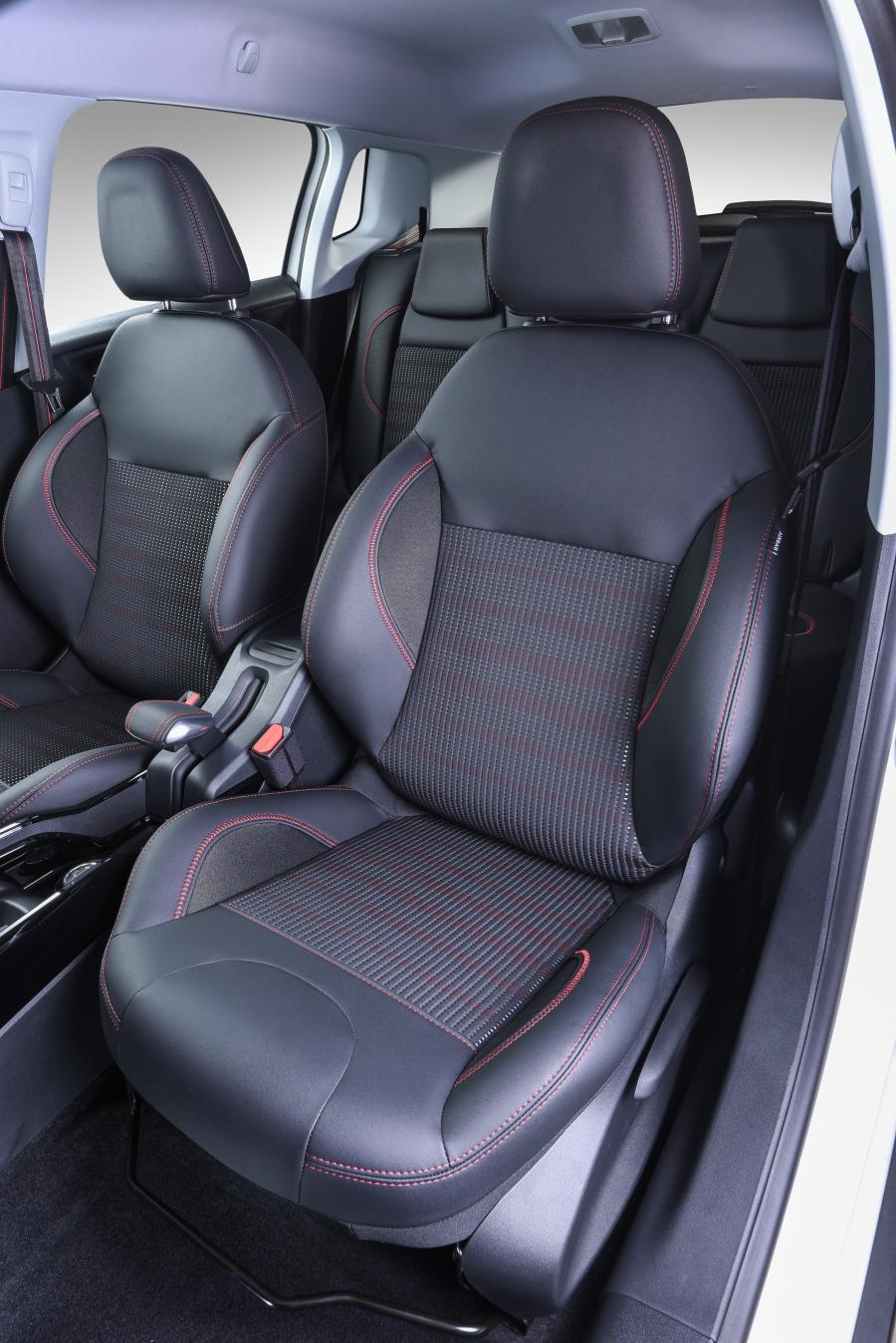 Интерьер Peugeot 2008 GT Line 2017 года  (ZA) (фото 12 из 40)